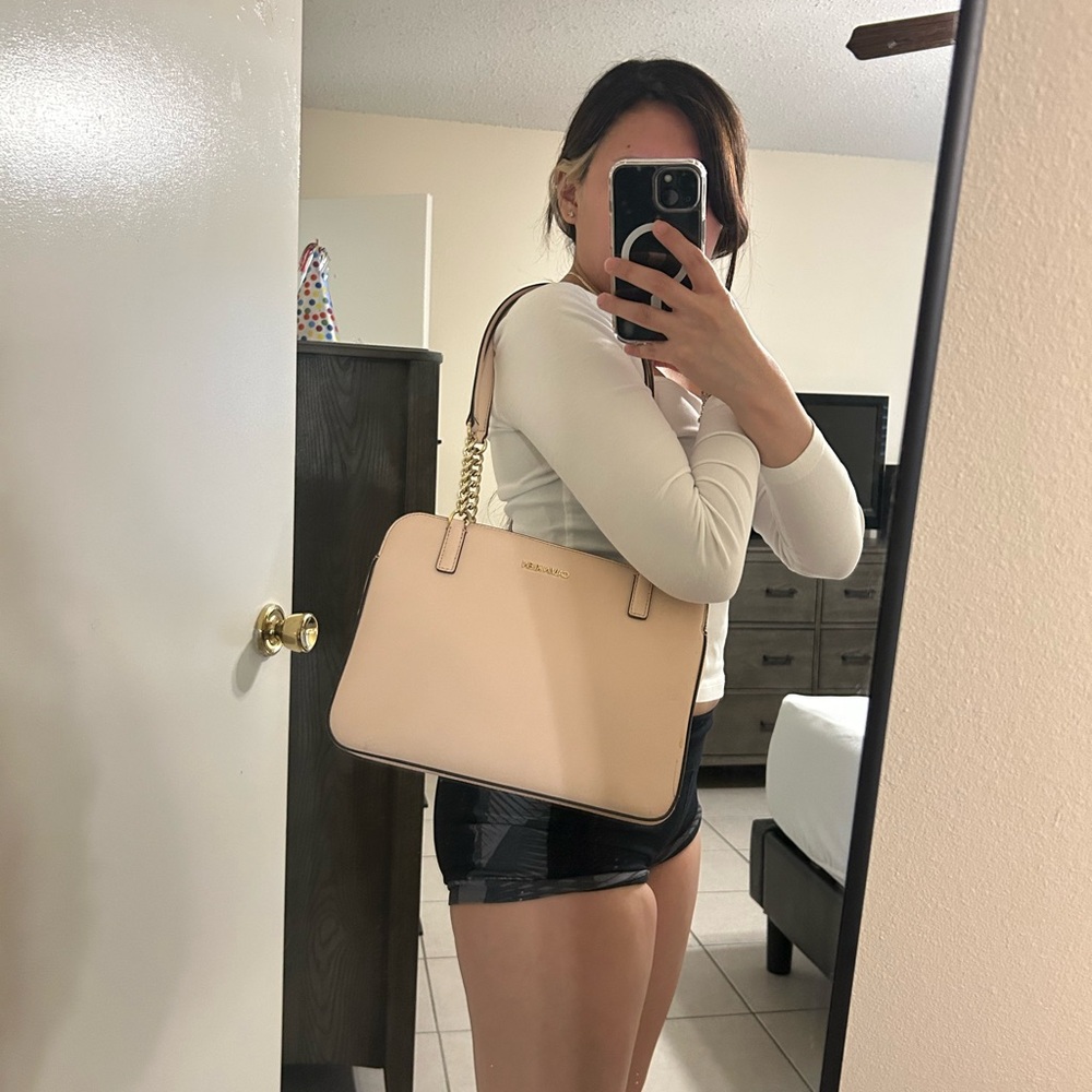 Calvin Klein hand bag, blush, light pick color.
